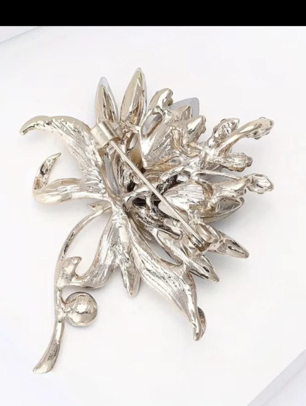 Beautiful Flower Brooch NEW